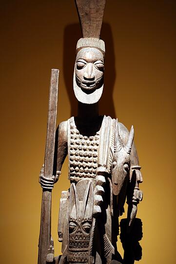 Kunstvoll geschnitzt: Verandapfosten vom Meisterschnitzer Olowe aus Ise, Yoruba-Region/Nigeria.