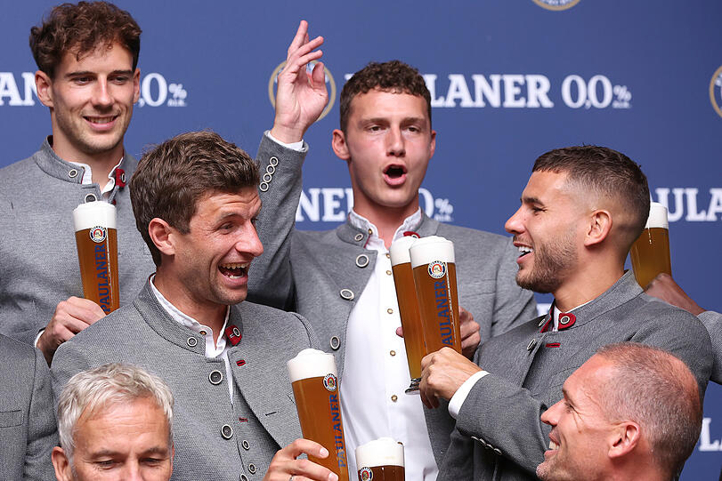 Thomas Müller (l.) und Lucas Hernández. Im Hintergrund sorgt Benjamin Pavard für gute Stimmung.