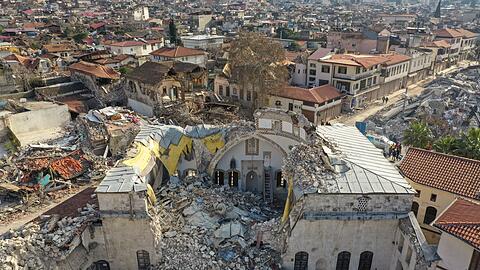 Die Überreste einer Moschee, die bei dem Erdbeben in Antakya eingestürzt ist.