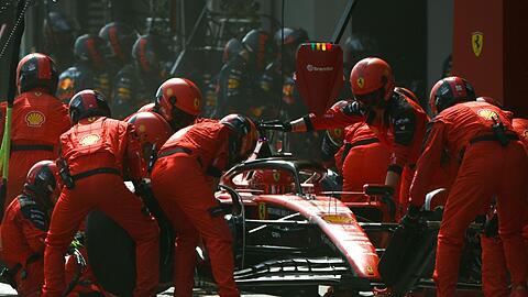 Charles Leclerc landete in Aserbaidschan auf Position drei und holte damit das erste Podium für Ferrari im neuen Rennjahr.