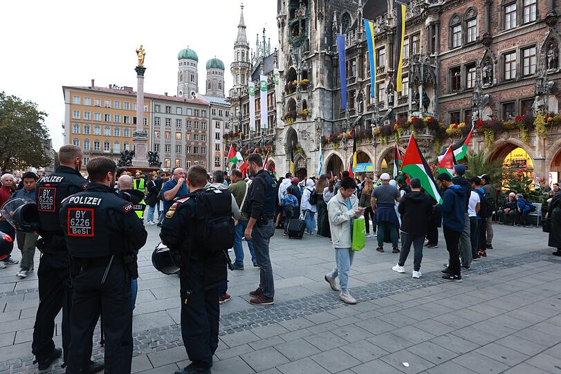 Circa 370 Pro-Palästinensische Demonstranten versammelten sich auf dem Marienplatz.