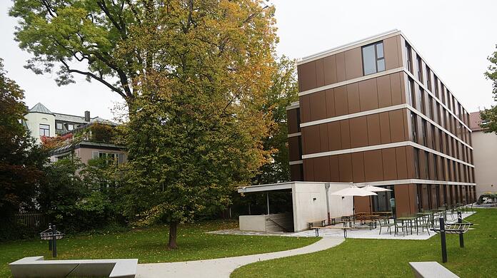 Hinter der neuen Wohnanlage für Studierende ist auch ein neuer Garten entstanden, der barrierefrei zugänglich und passierbar ist.