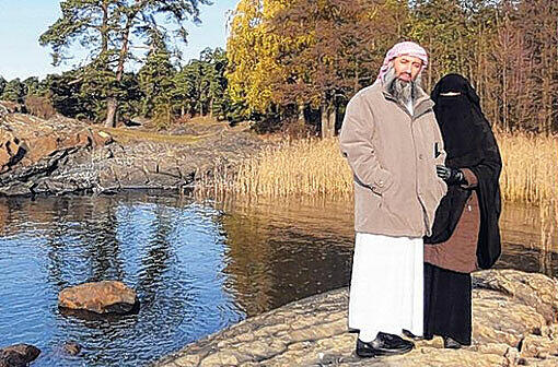 Imam Abu
Adam und seine Zweitfrau Ashia