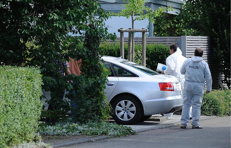 Das Haus des Sparkassendirektors Thomas Bögerl in Heidenheim-Schnaitheim ist am Montag mit heruntergelassenen Rollläden durch einen Blättervorhang zu sehen. In dem Haus wurde am Mittag die Leiche des Bankiers gefunden.