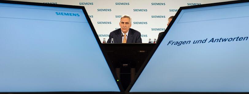 Der Vorstandsvorsitzende der Siemens AG, Peter Loescher, gibt am Dienstag (24.01.12) in der Olympiahalle in Muenchen vor Beginn der Hauptversammlung des Technologiekonzerns eine Pressekonferenz.