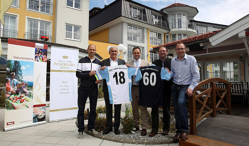 (v.l.): 1860-Cheftrainer Alexander Schmidt, Peter Mayer, Eigentümer des Panorama Royals, 1860-Geschäftsführer Robert Schäfer, Johann Mauracher, Obmann des Tourismusverbands Ferienland Kufstein, und Andreas Lampert, Geschäftsführender Gesellschafter der XXL Sports GmbH.