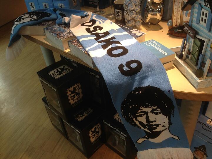 Der neue Osako-Fanschal ist jetzt im Fanshop erhältlich.