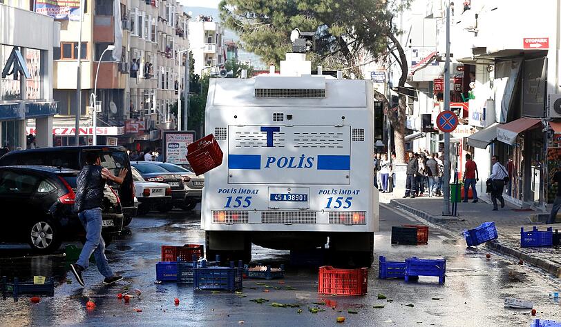 Tränengas, Wasserwerfer und Gummigeschosse - Sehen Sie hier weitere Bilder aus der Türkei.