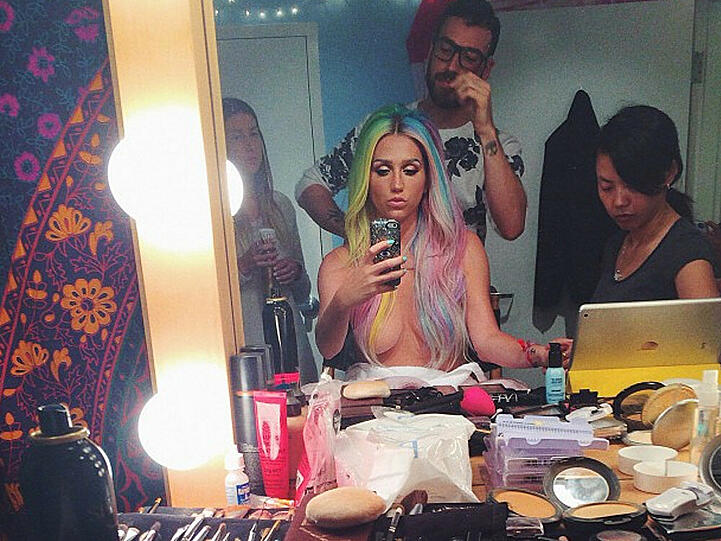 Kesha postete ein freizügiges Selfie aus ihrer Umkleidekabine