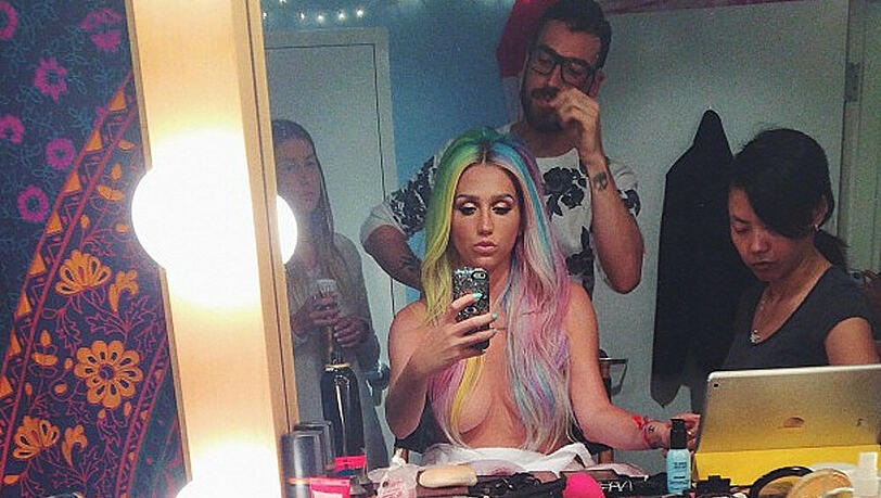 Kesha postete ein freizügiges Selfie aus ihrer Umkleidekabine Kesha postete ein freizügiges Selfie aus ihrer Umkleidekabine