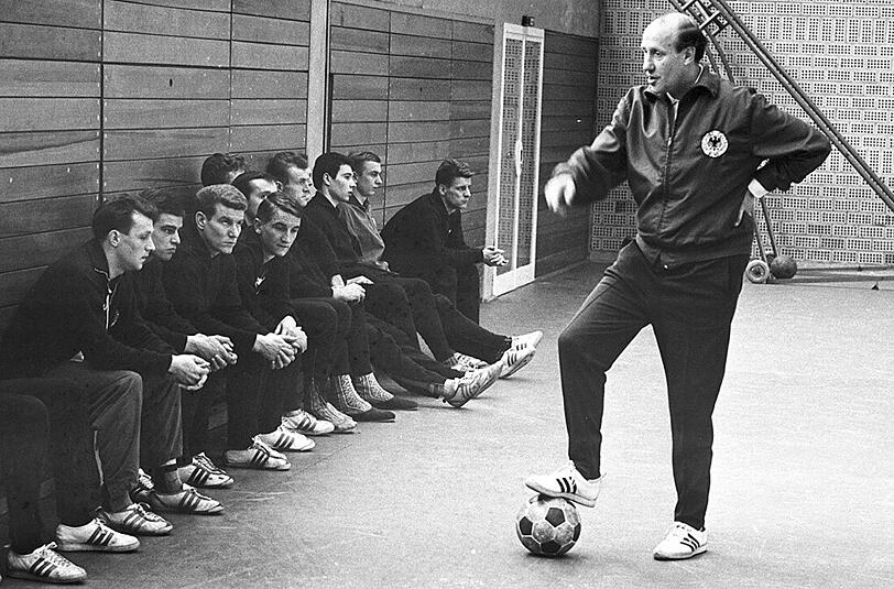 19. März 1964: DFB-Trainer Helmut Schön referiert während eines Sichtungslehrgangs in Frankfurt/Main vor jungen Talenten.