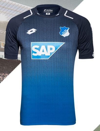 Platz 11: 1899 HOFFFENHEIM Fischgrätmuster im Sport - dazu noch im blauen Farbverlauf. Eine spannende und neue Optik. Erinnert vielleicht ein wenig an ein Herren-Sakko. Das sehr dominante Sponsorenlogo wurde diesmal löblicherweise nicht ins Design integriert. Etwas zu viel ist der sehr feminin wirkende Strickstehkragen.