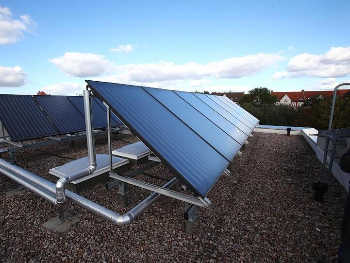 Solarmodule stehen auf einem Dach bei der Inbetriebnahme einer Mieterstromanlage. Foto: Bodo Schackow/Archiv