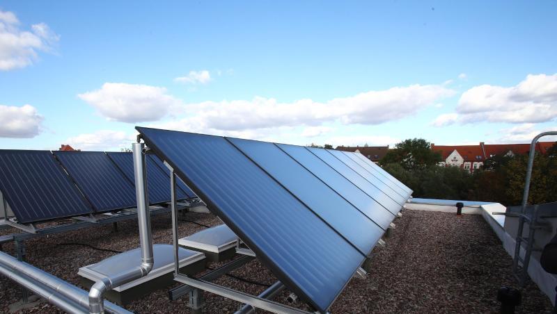 Solarmodule stehen auf einem Dach bei der Inbetriebnahme einer Mieterstromanlage. Foto: Bodo Schackow/Archiv Solarmodule stehen auf einem Dach bei der Inbetriebnahme einer Mieterstromanlage. Foto: Bodo Schackow/Archiv