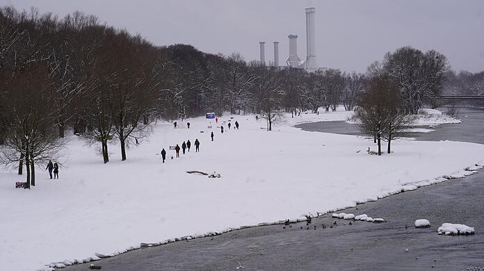 Reichlich Schnee am Isarufer, doch selbst bei Tauwetter und Regenfällen wird die Isar Experten zufolge nicht überlaufen.