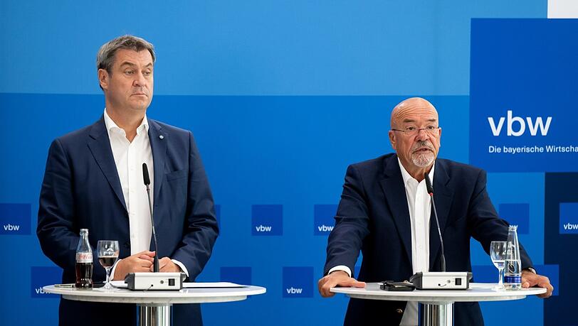 Ministerpräsident Markus Söder (l.) und Wolfram Hatz, Präsident der Vereinigung der Bayerischen Wirtschaft (vbw).
