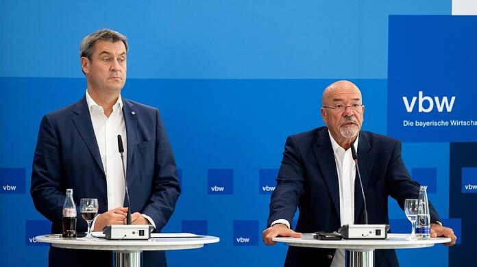 Ministerpräsident Markus Söder (l.) und Wolfram Hatz, Präsident der Vereinigung der Bayerischen Wirtschaft (vbw).
