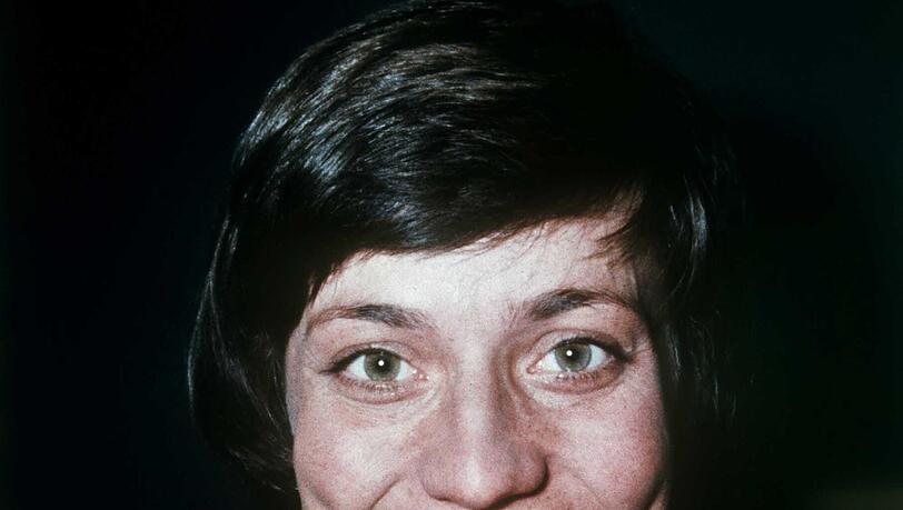 Rosi Mittermaier zeigt Februar 1976 ihre Medaillen. Mit zweimal Gold und einmal Silber war sie die erfolgreichste deutsche Olympiateilnehmerin bei den Olympischen Winterspielen 1976 in Innsbruck. Rosi Mittermaier zeigt Februar 1976 ihre Medaillen. Mit zweimal Gold und einmal Silber war sie die erfolgreichste deutsche Olympiateilnehmerin bei den Olympischen Winterspielen 1976 in Innsbruck.