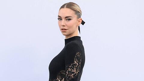Vanessa Kirby zeigte sich bei der Fashion Week in Paris mit schwarzer Haarschleife.