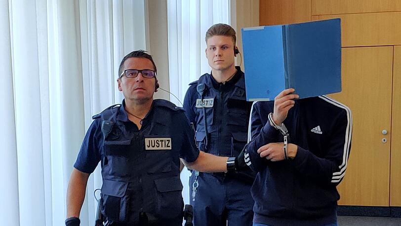 Das Landgericht Ulm verurteilte den 25-jährigen Angeklagten wegen Mordes.