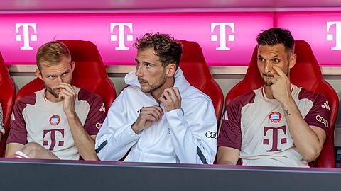 Konrad Laimer (l.) und Leon Goretzka (M.) auf ihrem bisherigen Stammplatz auf der Bayern-Bank. Tut sichjetzt eine neue Option auf?