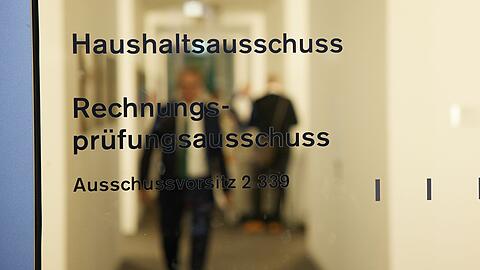 Im Bundestag legen die Fraktionen letzte Hand an den Etat für 2026. (Archivbild)