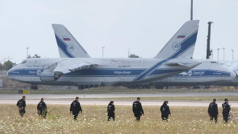 Polizisten suchen am Leipziger Flughafen nach einer zweiten Drohne.