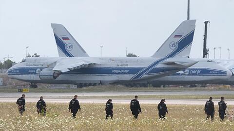Polizisten suchen am Leipziger Flughafen nach einer zweiten Drohne.