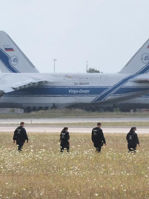 Polizisten suchen am Leipziger Flughafen nach einer zweiten Drohne.