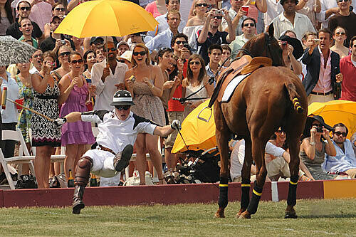 Prinz Harry fiel beim Polo in New York vom Pferd - stieg aber sofort wieder auf