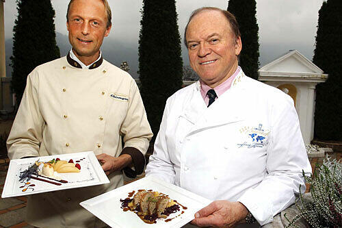 Fit und lecker: Heinz Winkler (r.) präsentiert eine knusprige Ente auf Quitten, während Ernährungscoach Werner Langbauer das Lanvendelblüten-Eis in der Hand hält.