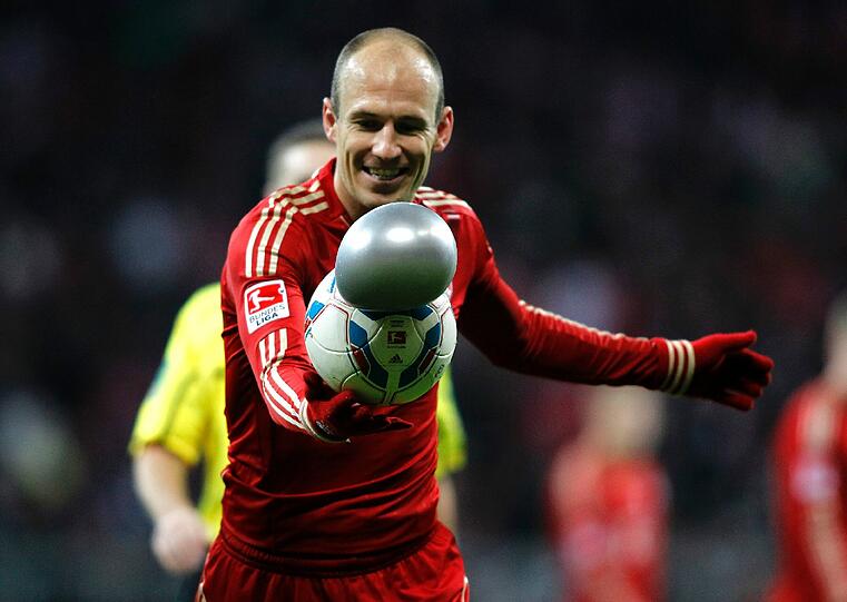 ARJEN ROBBEN NOTE 4
Kam nicht wie gewohnt in Fahrt über seine rechte Seite. Haderte, wenn ihm die Bälle nicht fuß-gerecht serviert wurden. In Halbzeit zwei auf links nicht viel glücklicher.