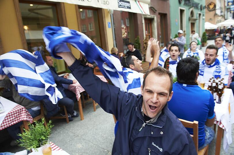 Hier kommen die Fans: Deutsche und griechische Anhänger feiern in Danzig.