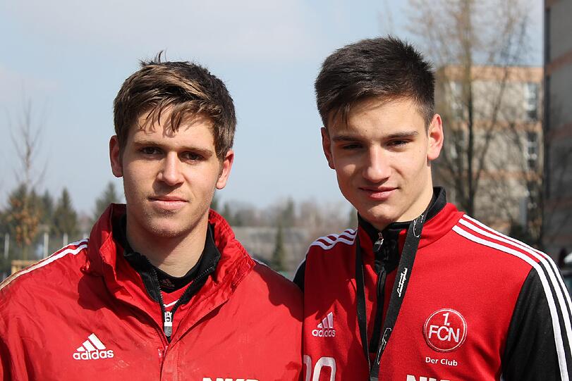 Aus Königsblau wurde Rot-Schwarz: Die beiden Ex-Schalker Patrick Rakovsky (links) und Noah Korczowski sind die Hoffnungsträger und Nachwuchstalente beim Club.