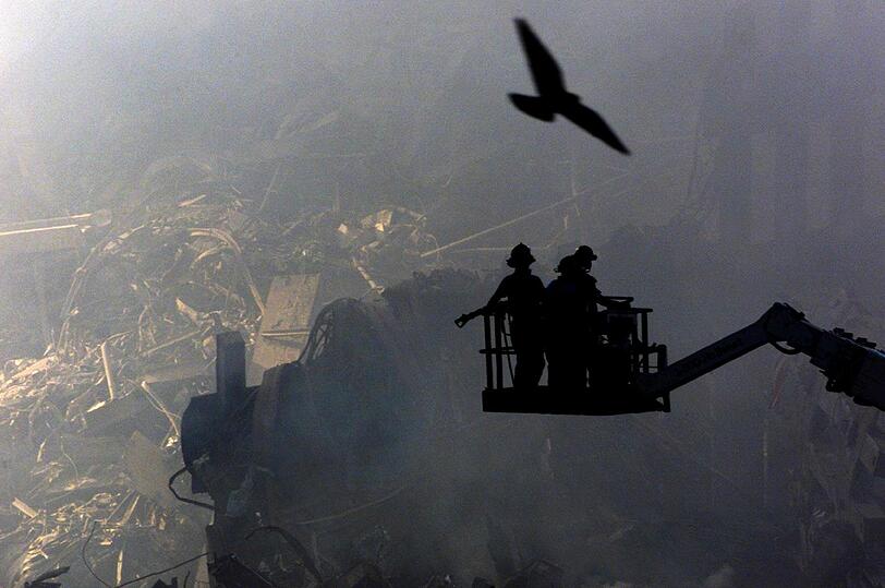 Gut eine Woche nach den Anschlägen vom 11. September 2001 suchen Feuerwehrleute in den Trümmern nach Überlebenden.