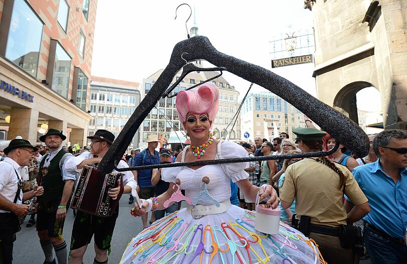 Rund 10 000 Teilnehmer sind am Samstag bei der Politparade des Christopher Street Days (CSD) friedlich und feiernd durch die Münchner Innenstadt gezogen.