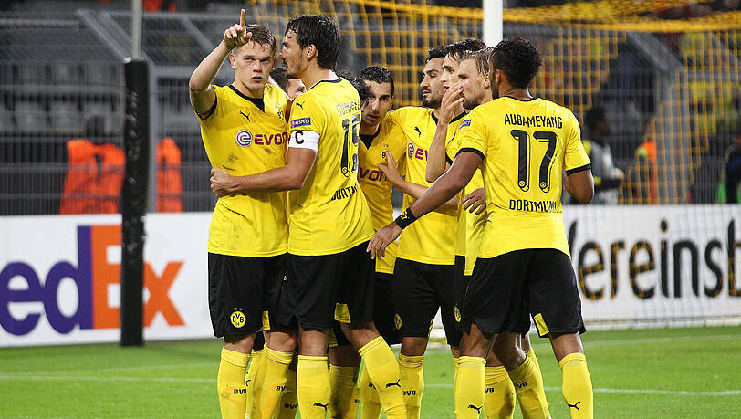 Die Spieler von Borussia Dortmund feiern den Last-Minute-Sieg in der Europa League. Die Spieler von Borussia Dortmund feiern den Last-Minute-Sieg in der Europa League.