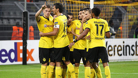 Die Spieler von Borussia Dortmund feiern den Last-Minute-Sieg in der Europa League.