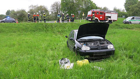 Das Fahrzeug des Unfallverursachers blieb am Unfallort, der Pkw des Helfers blieb zunächst verschwunden.