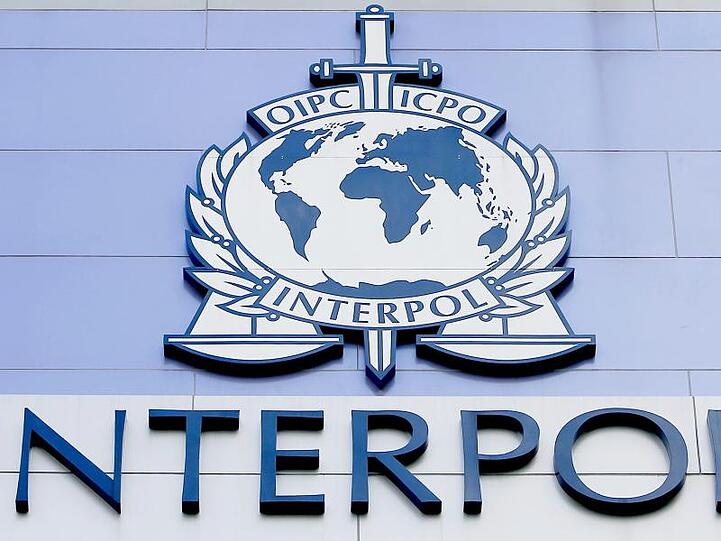 Ermittlungsbehörden wie Interpol sollen eine Software erhalten, die Ermittler mit einem Suchbegriff über eine Vielzahl von Telefongesprächen laufen lassen können.