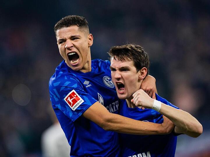 Schalkes Benito Raman (r) freut sich mit Amine Harit über sein Tor zum 1:0.