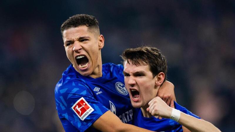 Schalkes Benito Raman (r) freut sich mit Amine Harit über sein Tor zum 1:0. Schalkes Benito Raman (r) freut sich mit Amine Harit über sein Tor zum 1:0.
