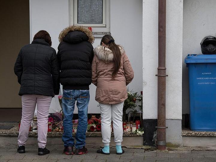 Trauernde vor dem Wohnhaus der 21-Jährigen in Worms.