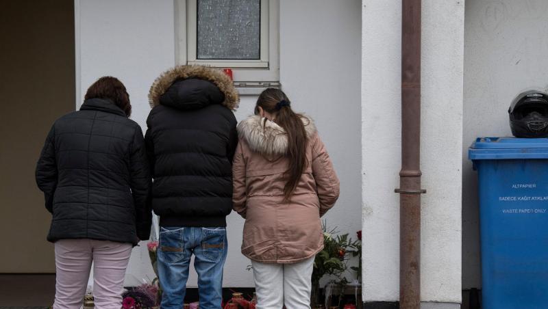 Trauernde vor dem Wohnhaus der 21-Jährigen in Worms. Trauernde vor dem Wohnhaus der 21-Jährigen in Worms.