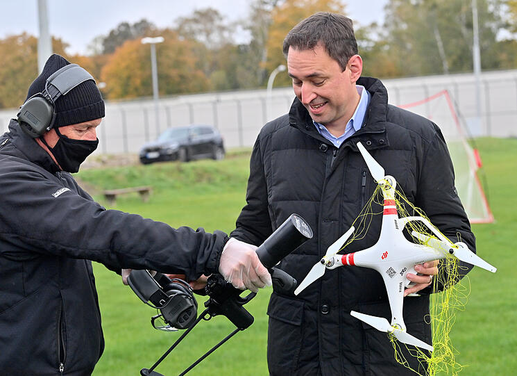 Staatsminister Georg Eisenreich beim Drohnentest.
