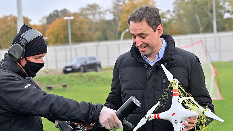Staatsminister Georg Eisenreich beim Drohnentest. Staatsminister Georg Eisenreich beim Drohnentest.