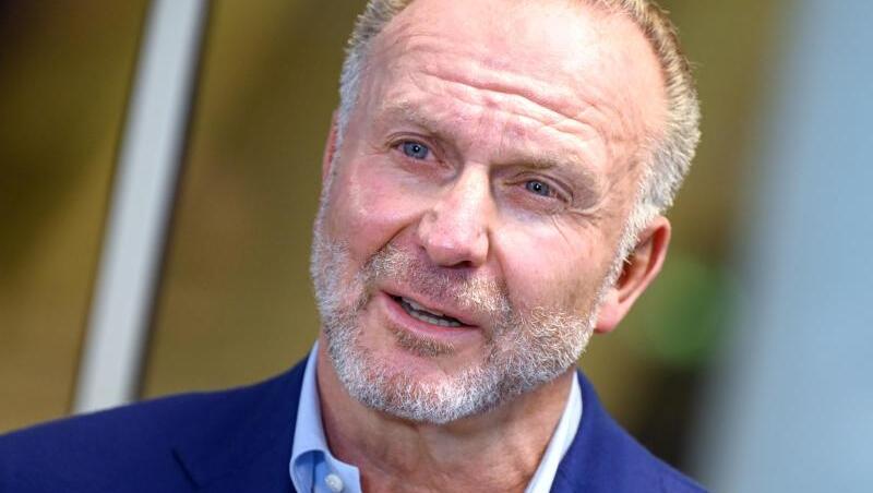 Karl-Heinz Rummenigge gibt ein Statement ab.
