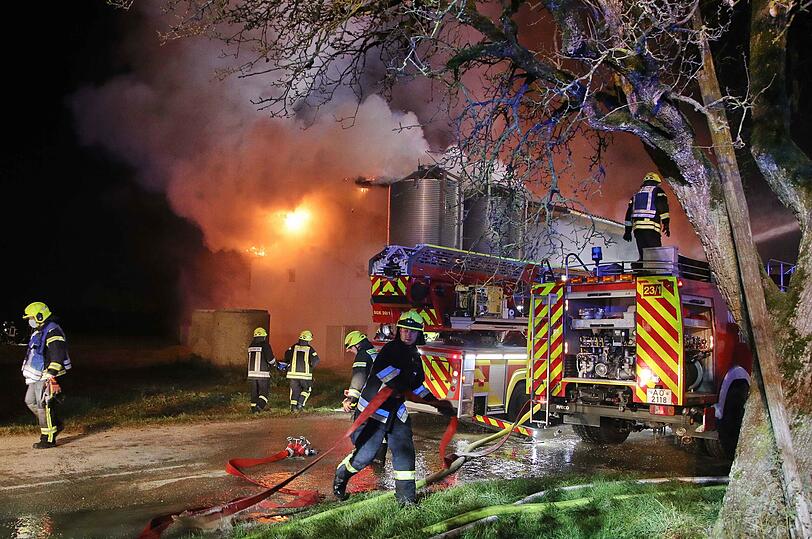 Bei Eintreffen der Feuerwehren und der ebenfalls alarmierten Streifenbesatzung der Polizeiinspektion Burghausen stand der Stall bereits in Vollbrand.