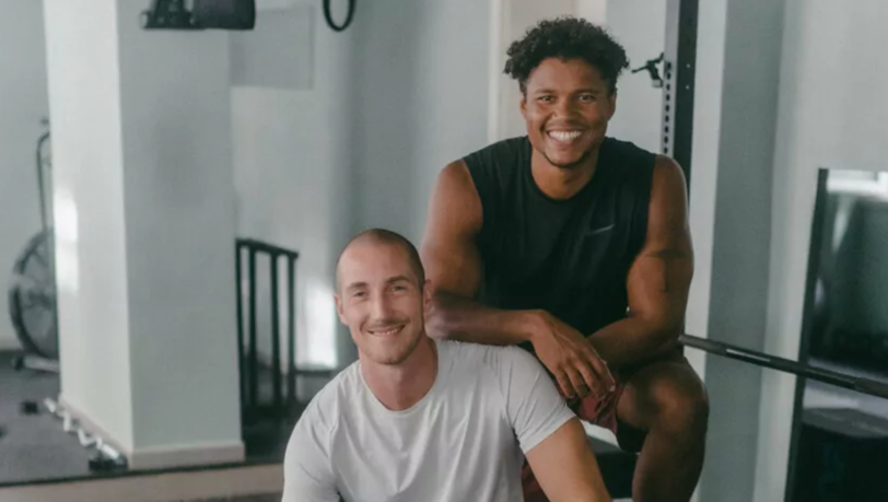Die Münchner Personal Trainer Samba Gueye (hinten) und Jannik Jürgens. Die Münchner Personal Trainer Samba Gueye (hinten) und Jannik Jürgens.