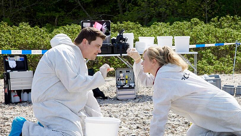 "Mordsschwestern - Verbrechen ist Familiensache": Finden Dusi (Claudiu Mark Draghici) und Feli (Caroline Hanke) unter dem Strandmüll auch eine Spur zum Täter?